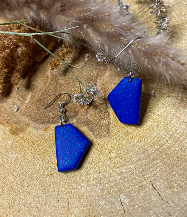 The Quirky Triangle-620x720-1 blauw glitters oorbellen